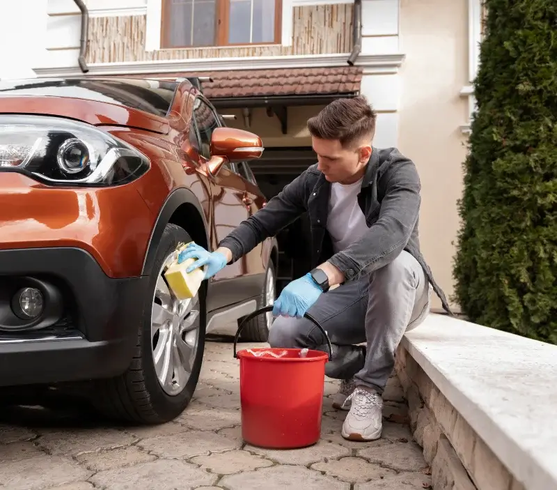 Lavage auto à domicile Thoras : professionnel intervenant sur un véhicule
